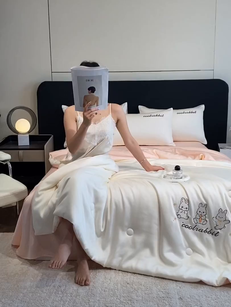 91家纺网 家纺一手货源 找家纺 云棉坊 2026新款水洗真丝冰丝刺绣夏被四件套-卡通款 乖乖兔-奶白+蜜桃