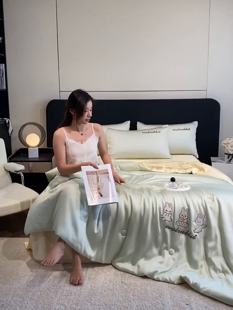 91家纺网 家纺一手货源 找家纺 云棉坊 2026新款水洗真丝冰丝刺绣夏被四件套-卡通款 乖乖兔-果绿+奶黄