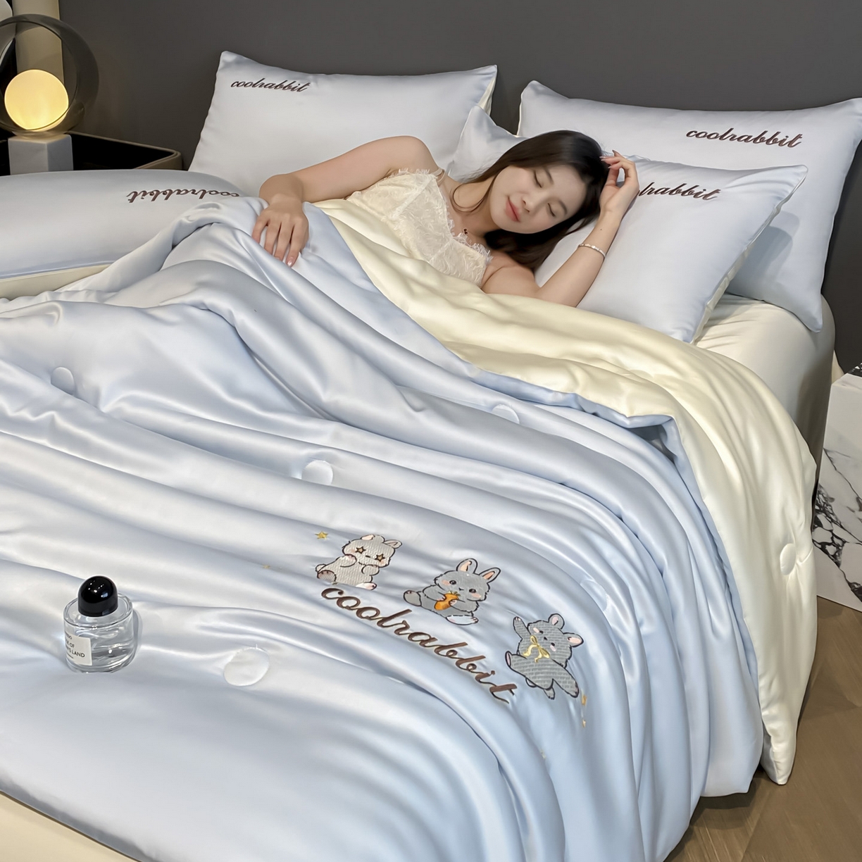 91家纺网 家纺一手货源 找家纺 云棉坊 2026新款水洗真丝冰丝刺绣夏被四件套-卡通款 乖乖兔-浅蓝+奶白
