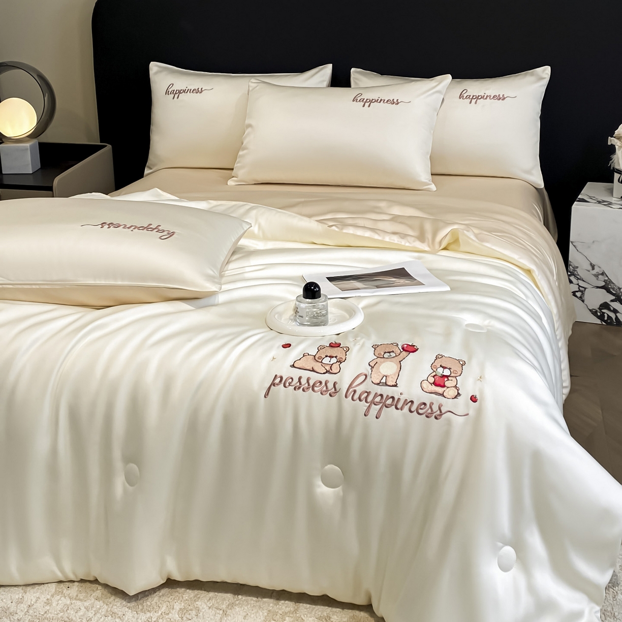 91家纺网 家纺一手货源 找家纺 云棉坊 2026新款水洗真丝冰丝刺绣夏被四件套-卡通款 萌萌熊-奶白+杏仁