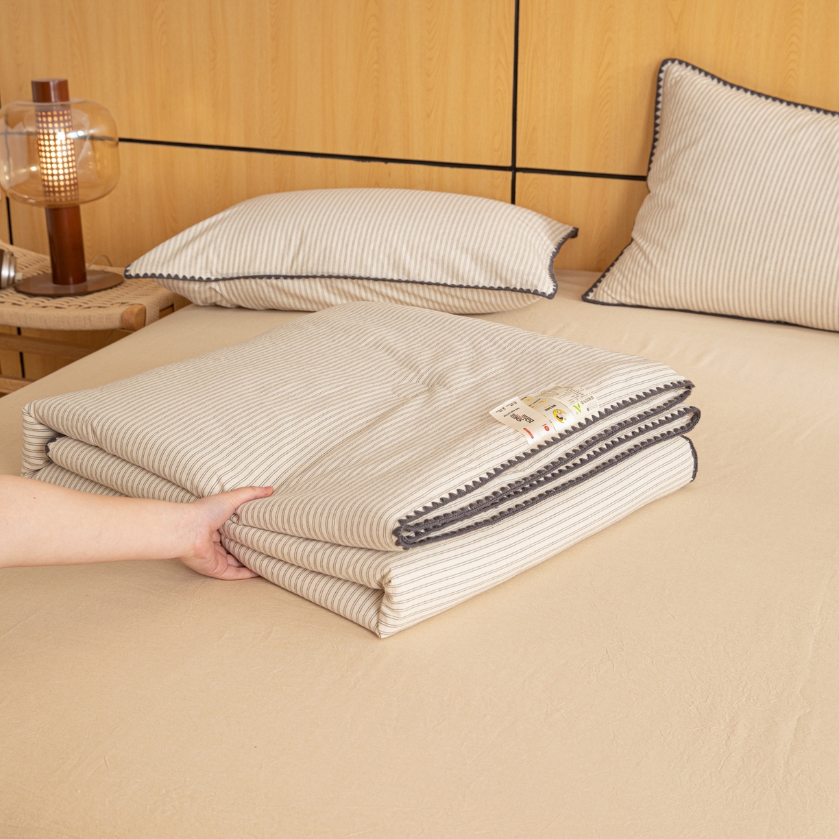 91家纺网 家纺一手货源 找家纺 丽美人家纺 2026新款全棉色织条纹夏被夏凉被空调被 条纹咖