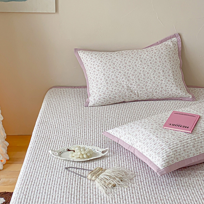 91家纺网 家纺一手货源 找家纺 黛舒家居 2026年春夏款纱洗莫代尔夹棉单床单三件套 粉黛花笺