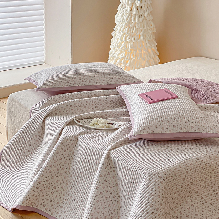 91家纺网 家纺一手货源 找家纺 黛舒家居 2026年春夏款纱洗莫代尔夹棉单床单三件套 粉黛花笺