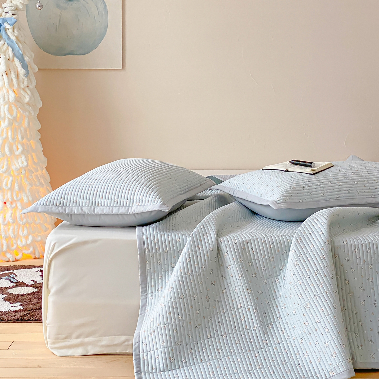 91家纺网 家纺一手货源 找家纺 黛舒家居 2026年春夏款纱洗莫代尔夹棉单床单三件套 蓝屿花间