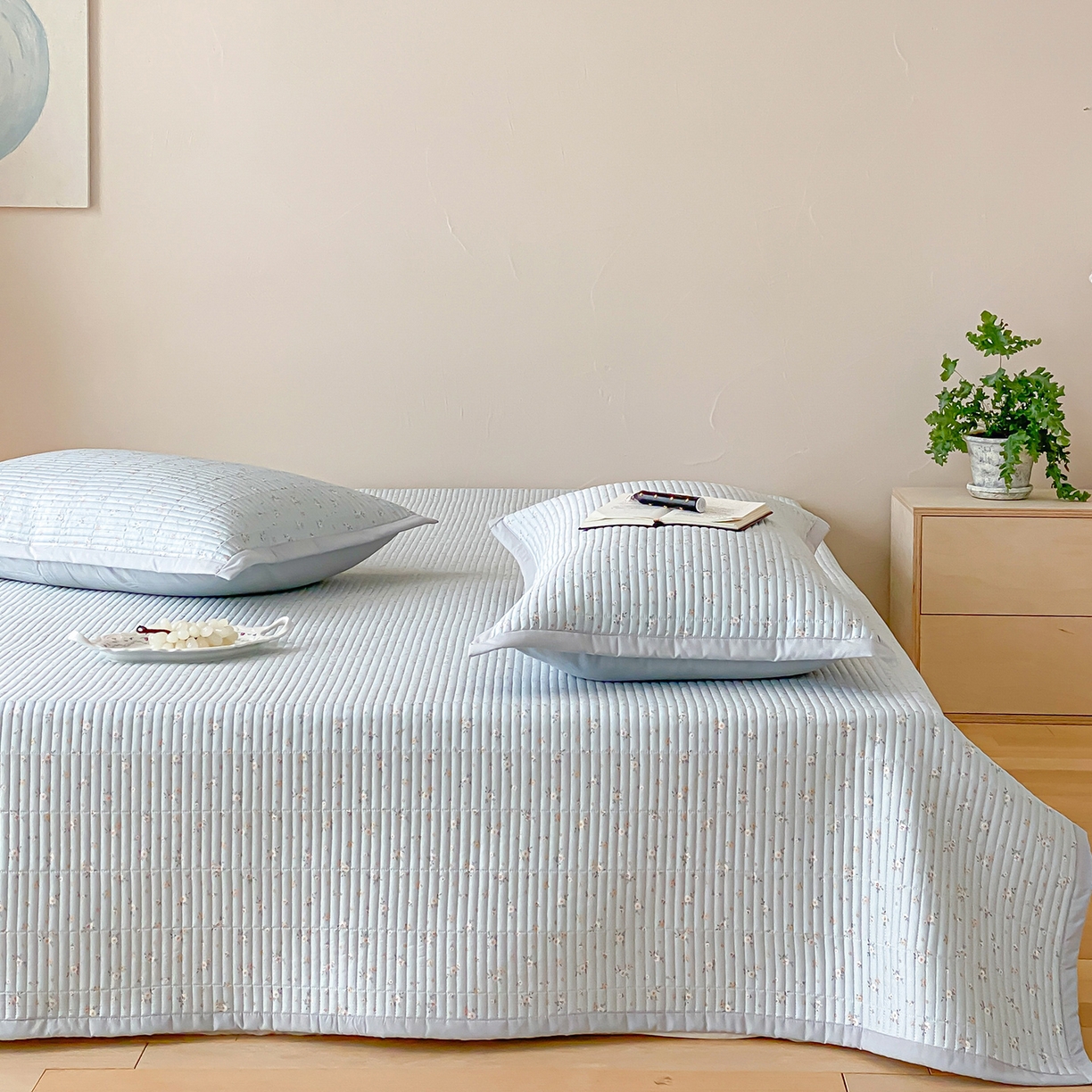 91家纺网 家纺一手货源 找家纺 黛舒家居 2026年春夏款纱洗莫代尔夹棉单床单三件套 蓝屿花间