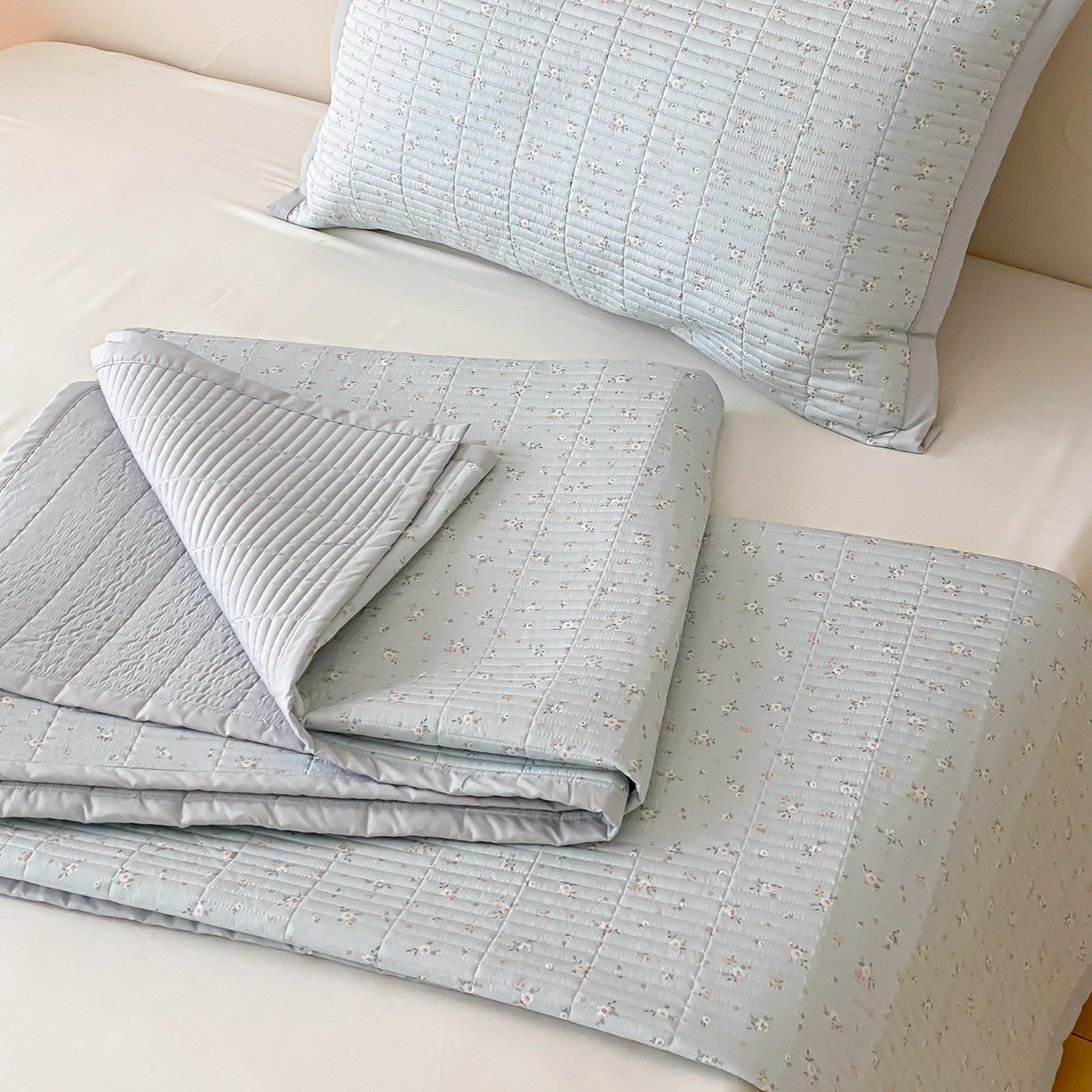 91家纺网 家纺一手货源 找家纺 黛舒家居 2026年春夏款纱洗莫代尔夹棉单床单三件套 蓝屿花间