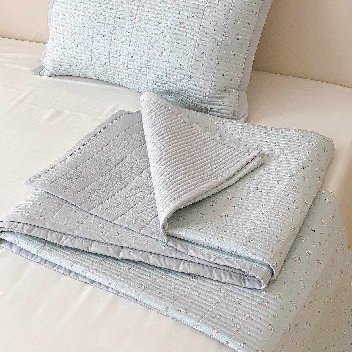 91家纺网 家纺一手货源 找家纺 黛舒家居 2026年春夏款纱洗莫代尔夹棉单床单三件套 蓝屿花间