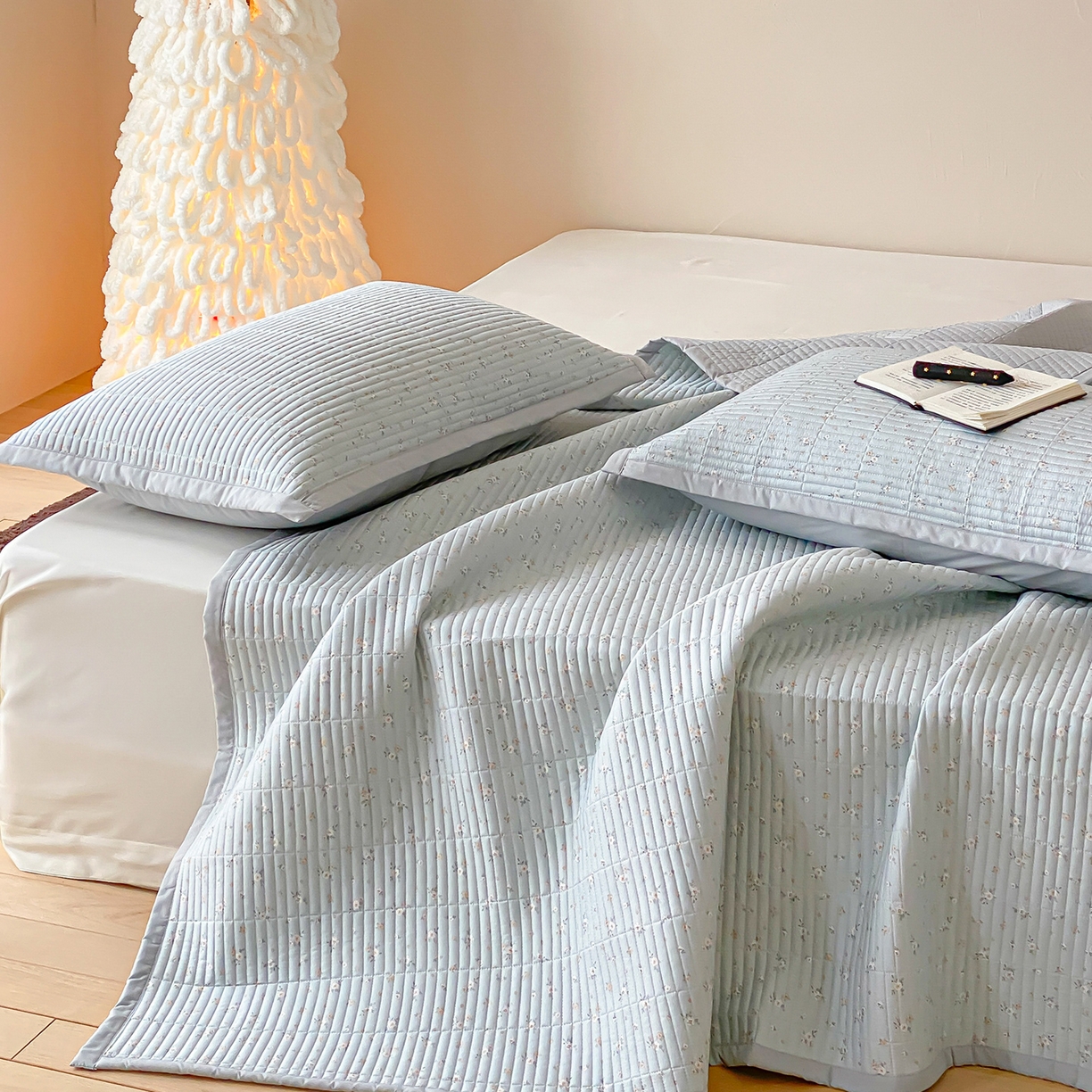 91家纺网 家纺一手货源 找家纺 黛舒家居 2026年春夏款纱洗莫代尔夹棉单床单三件套 蓝屿花间