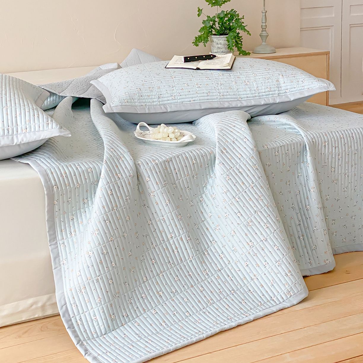 91家纺网 家纺一手货源 找家纺 黛舒家居 2026年春夏款纱洗莫代尔夹棉单床单三件套 蓝屿花间