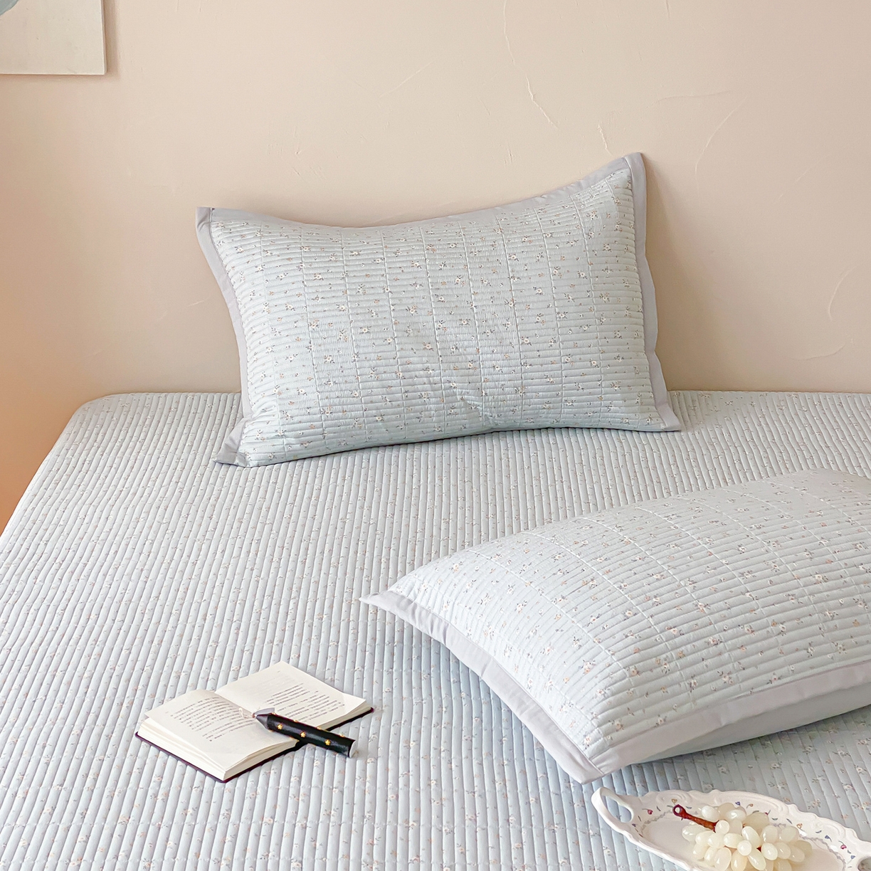 91家纺网 家纺一手货源 找家纺 黛舒家居 2026年春夏款纱洗莫代尔夹棉单床单三件套 蓝屿花间