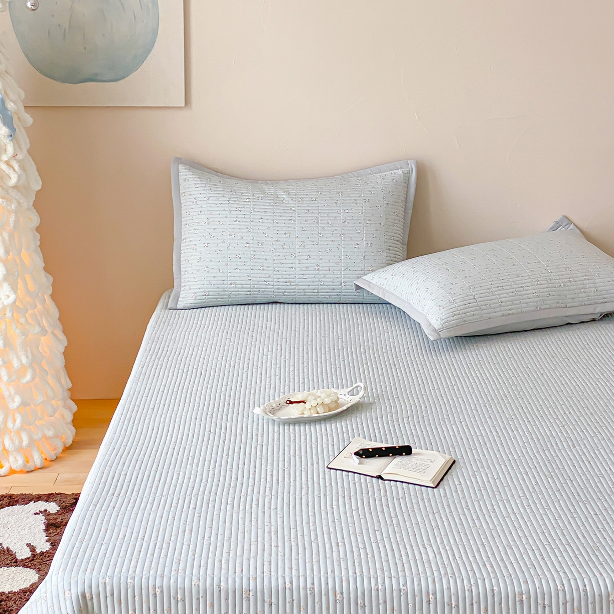 91家纺网 家纺一手货源 找家纺 黛舒家居 2026年春夏款纱洗莫代尔夹棉单床单三件套 蓝屿花间