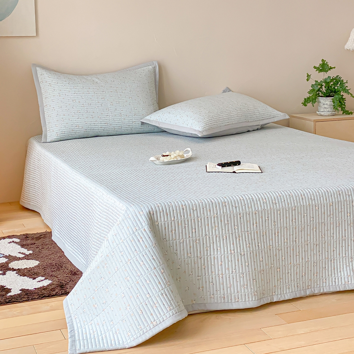 91家纺网 家纺一手货源 找家纺 黛舒家居 2026年春夏款纱洗莫代尔夹棉单床单三件套 蓝屿花间