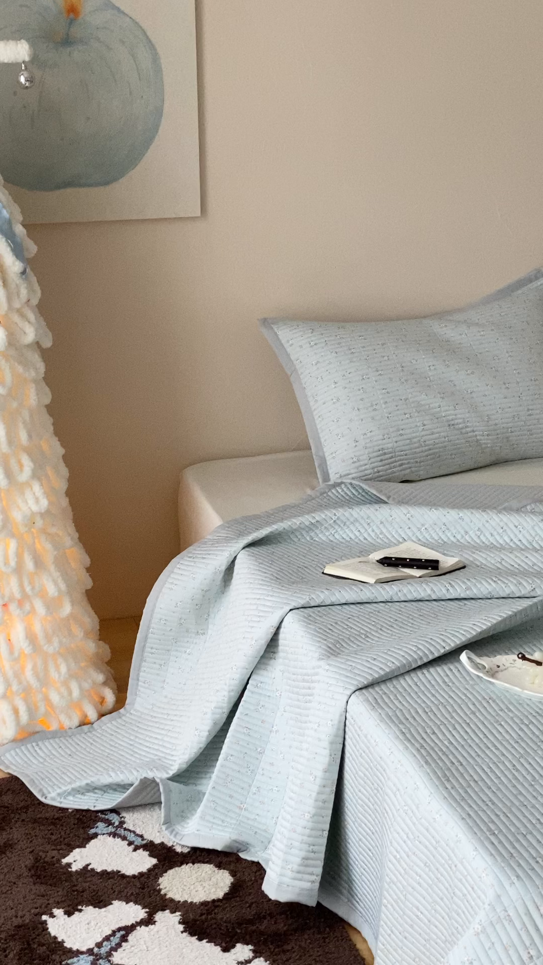 91家纺网 家纺一手货源 找家纺 黛舒家居 2026年春夏款纱洗莫代尔夹棉单床单三件套 蓝屿花间