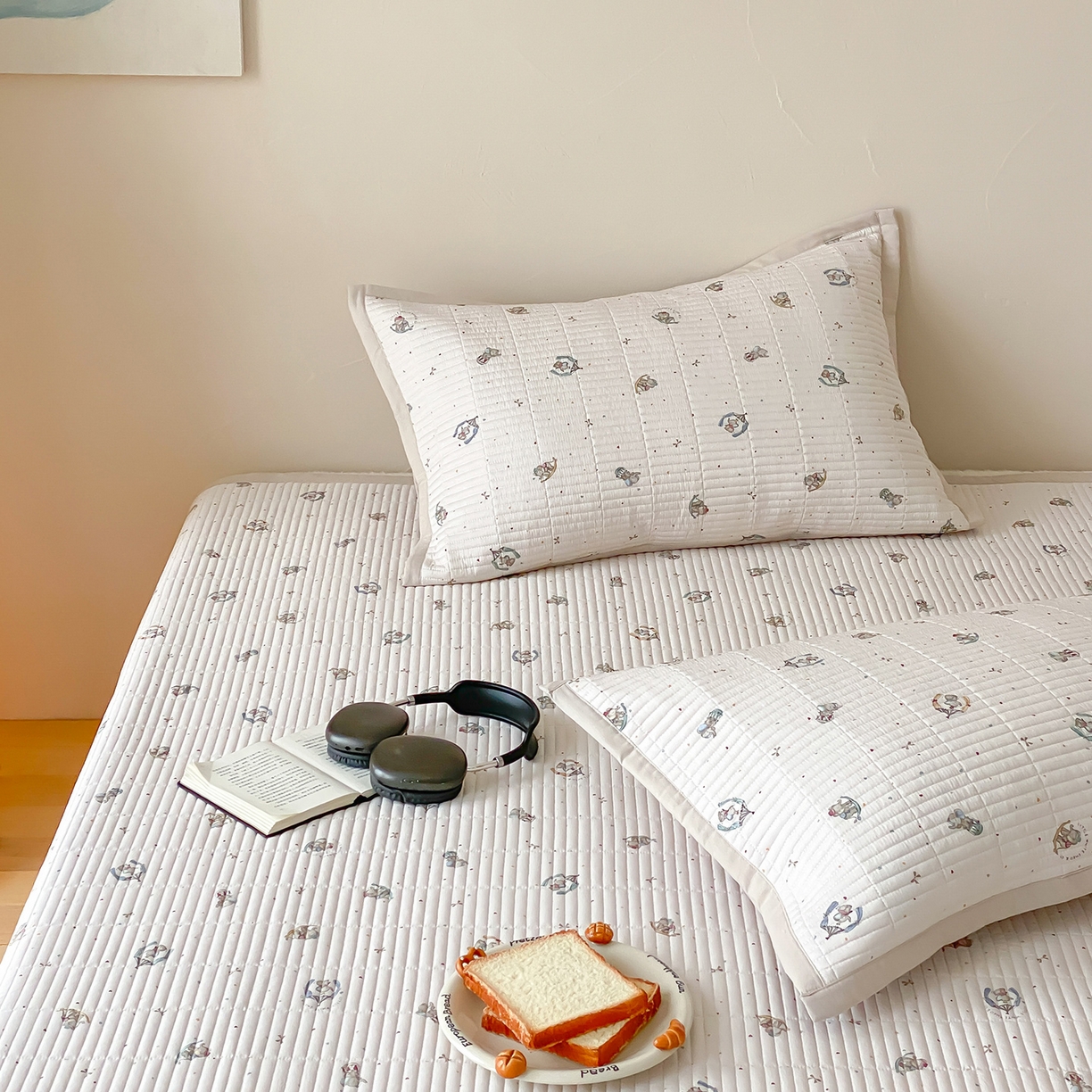 91家纺网 家纺一手货源 找家纺 黛舒家居 2026年春夏款纱洗莫代尔夹棉单床单三件套 米象小园