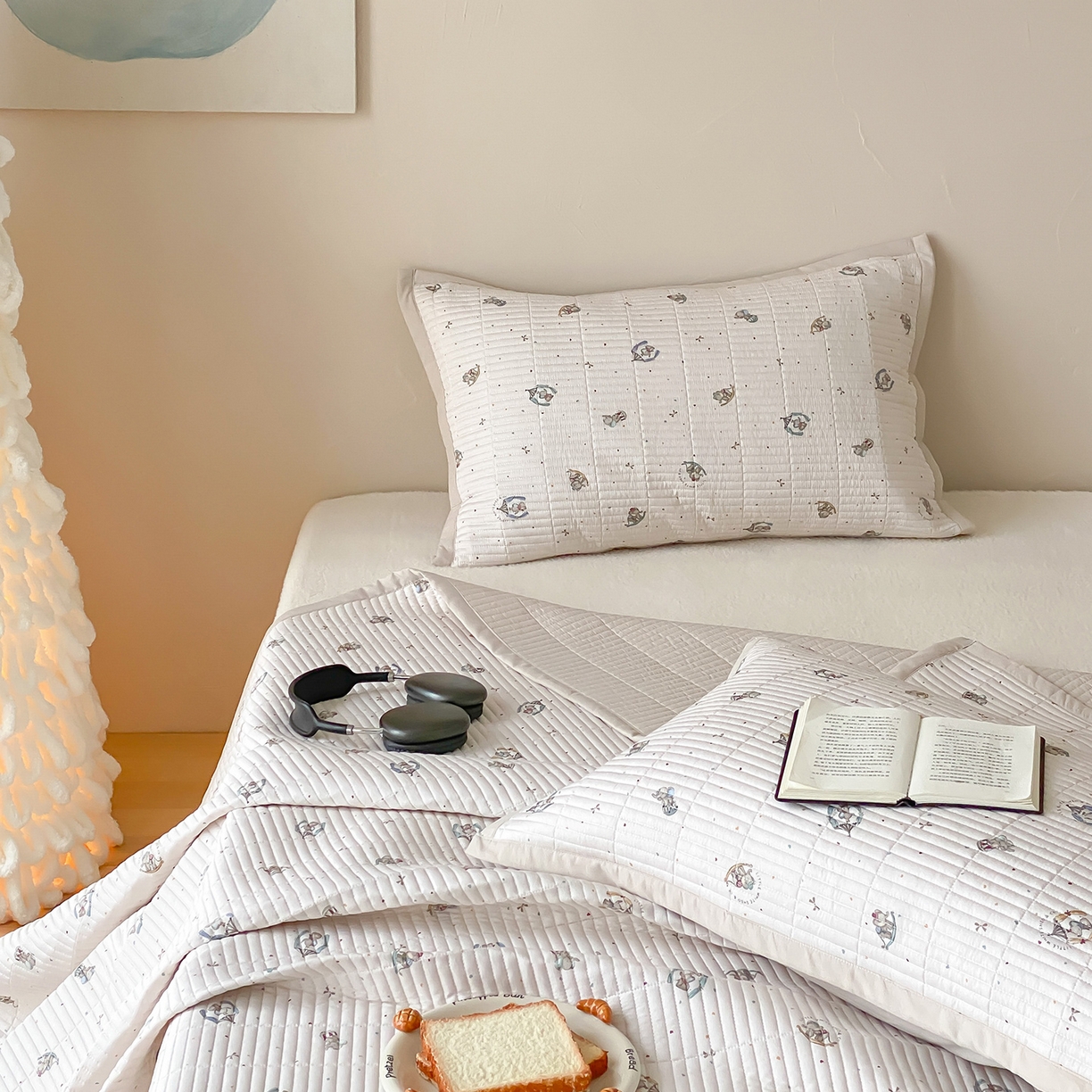 91家纺网 家纺一手货源 找家纺 黛舒家居 2026年春夏款纱洗莫代尔夹棉单床单三件套 米象小园