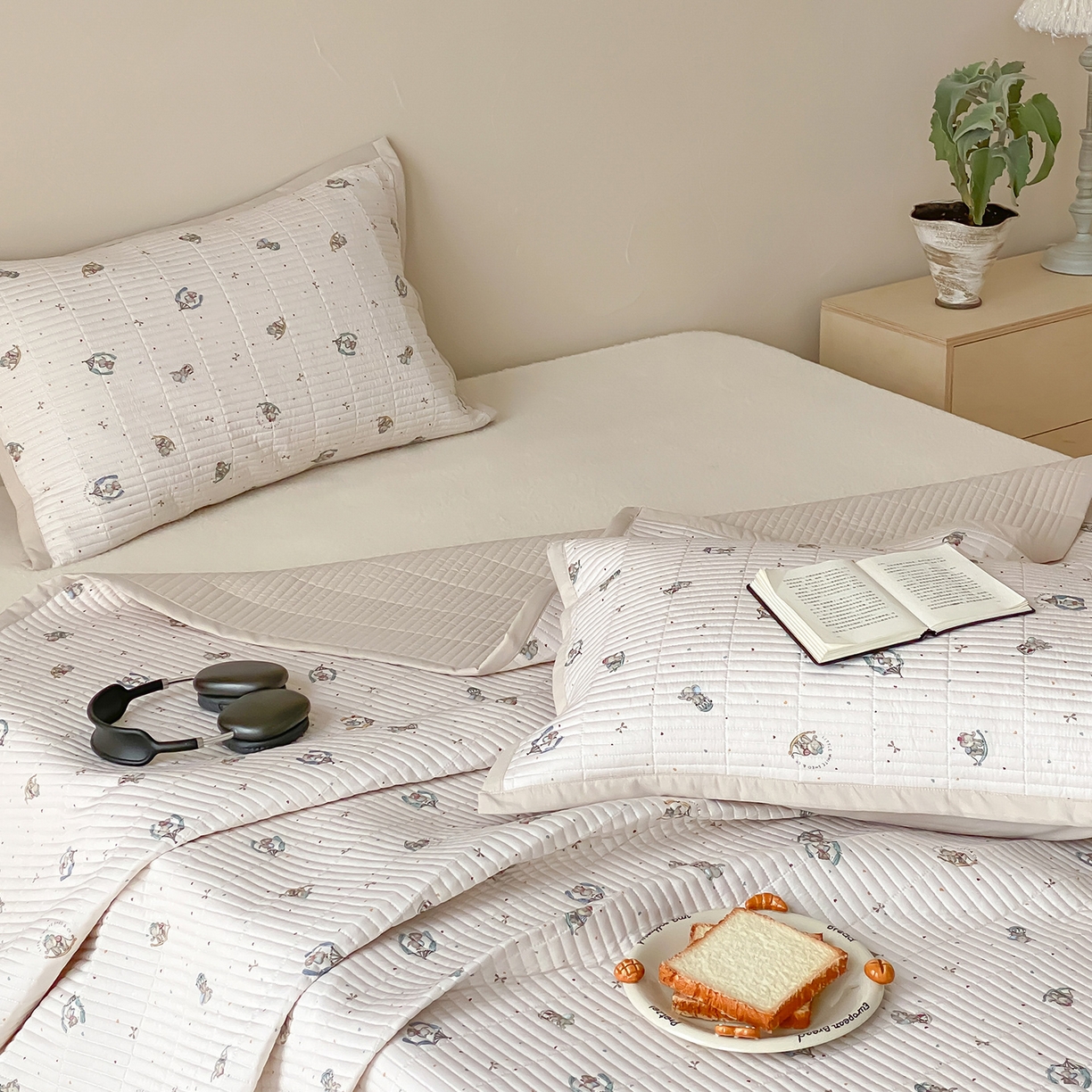 91家纺网 家纺一手货源 找家纺 黛舒家居 2026年春夏款纱洗莫代尔夹棉单床单三件套 米象小园