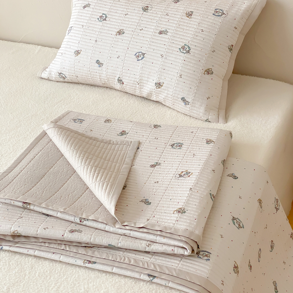 91家纺网 家纺一手货源 找家纺 黛舒家居 2026年春夏款纱洗莫代尔夹棉单床单三件套 米象小园