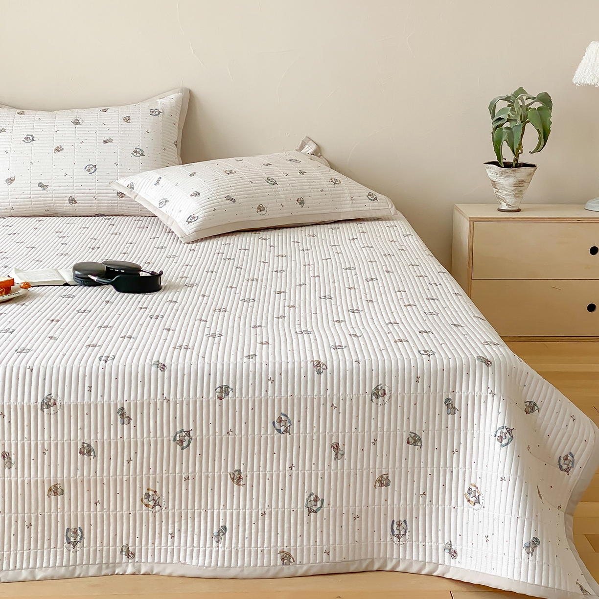 91家纺网 家纺一手货源 找家纺 黛舒家居 2026年春夏款纱洗莫代尔夹棉单床单三件套 米象小园