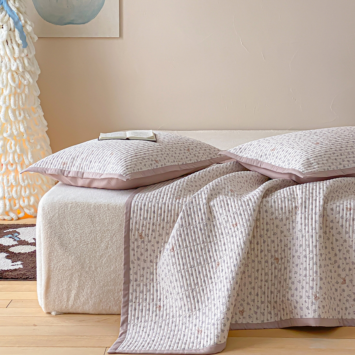 91家纺网 家纺一手货源 找家纺 黛舒家居 2026年春夏款纱洗莫代尔夹棉单床单三件套 奶咖小兔