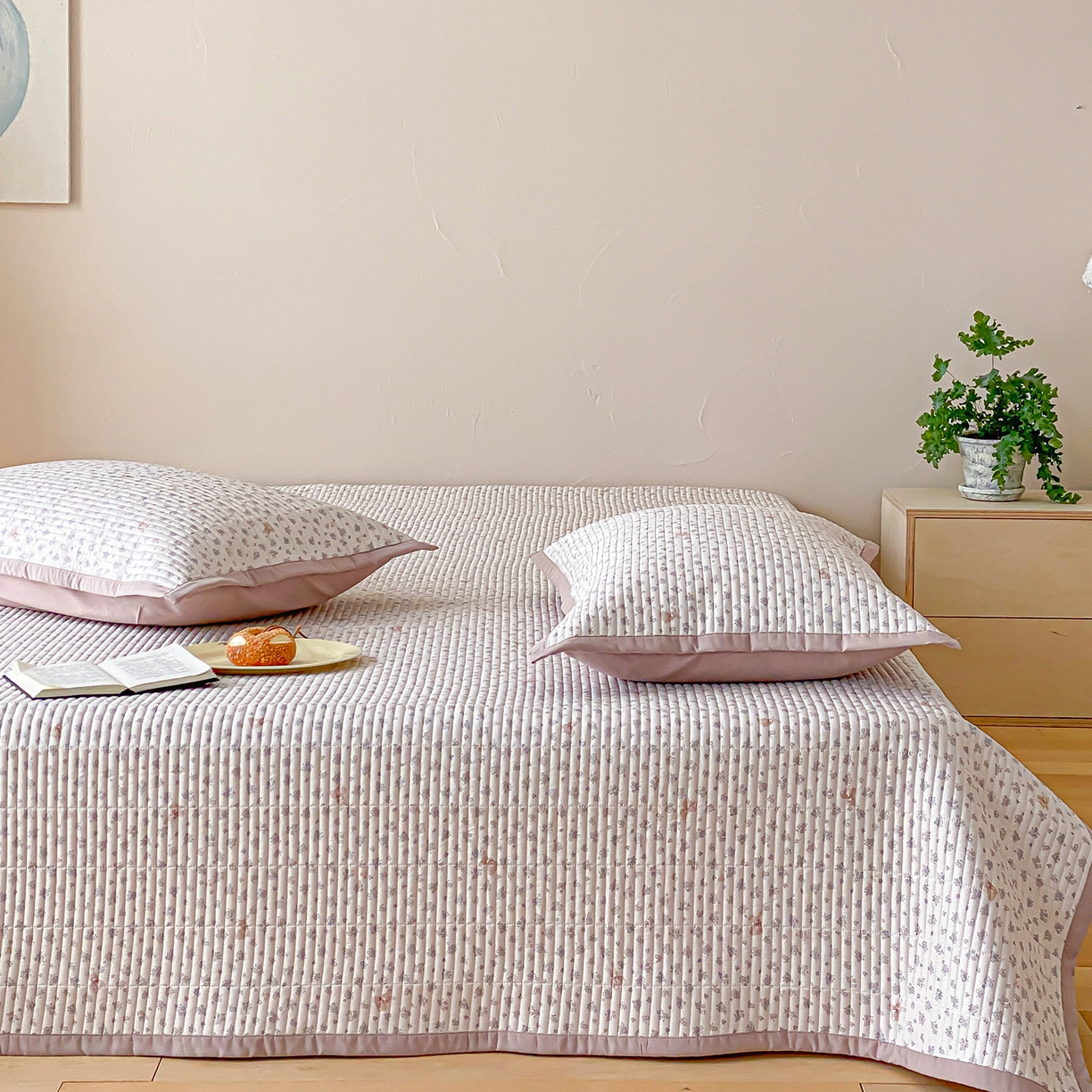 91家纺网 家纺一手货源 找家纺 黛舒家居 2026年春夏款纱洗莫代尔夹棉单床单三件套 奶咖小兔