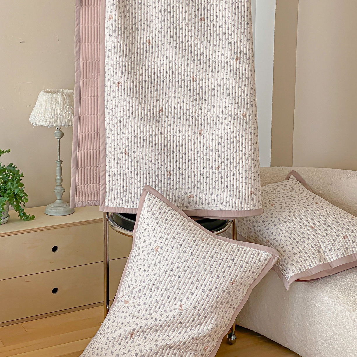 91家纺网 家纺一手货源 找家纺 黛舒家居 2026年春夏款纱洗莫代尔夹棉单床单三件套 奶咖小兔