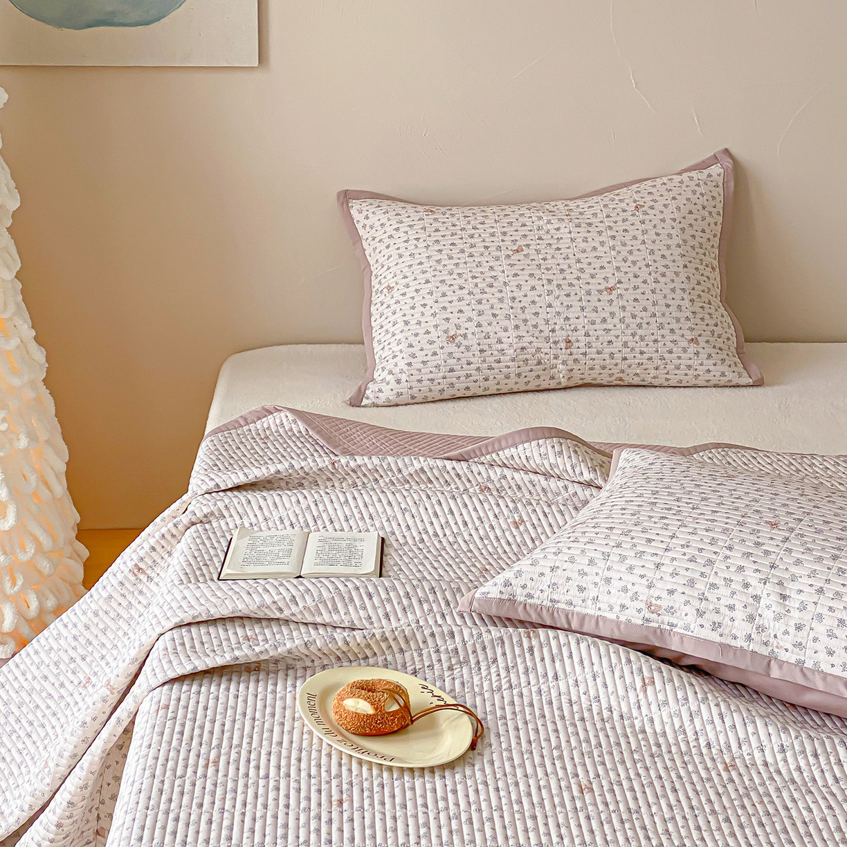 91家纺网 家纺一手货源 找家纺 黛舒家居 2026年春夏款纱洗莫代尔夹棉单床单三件套 奶咖小兔