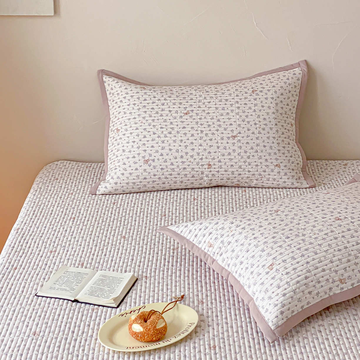 91家纺网 家纺一手货源 找家纺 黛舒家居 2026年春夏款纱洗莫代尔夹棉单床单三件套 奶咖小兔