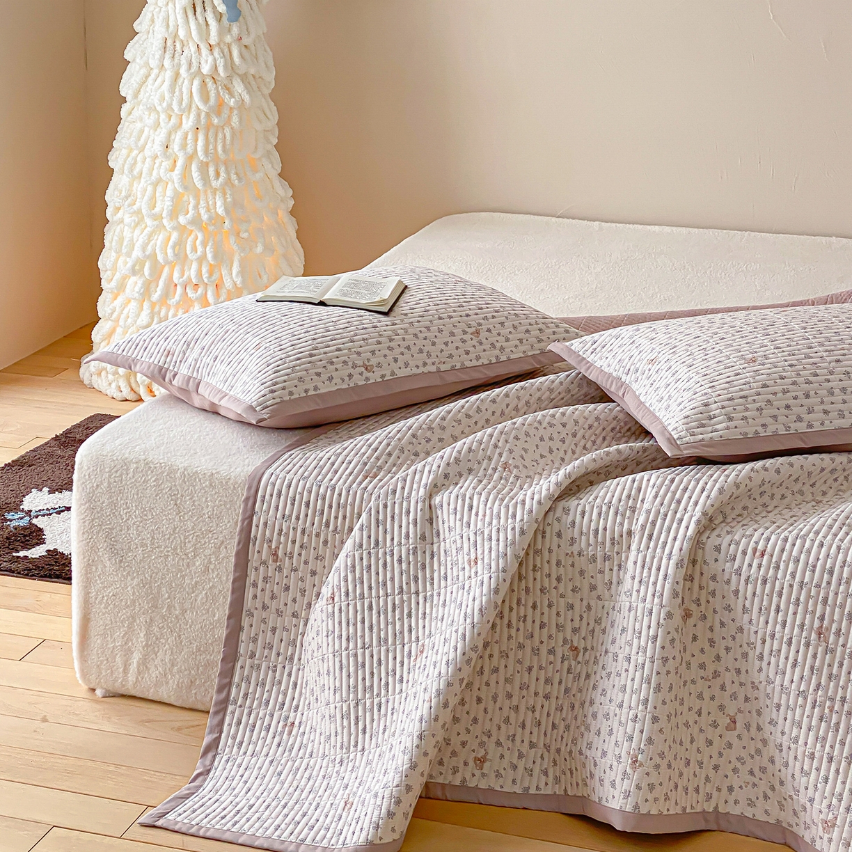 91家纺网 家纺一手货源 找家纺 黛舒家居 2026年春夏款纱洗莫代尔夹棉单床单三件套 奶咖小兔