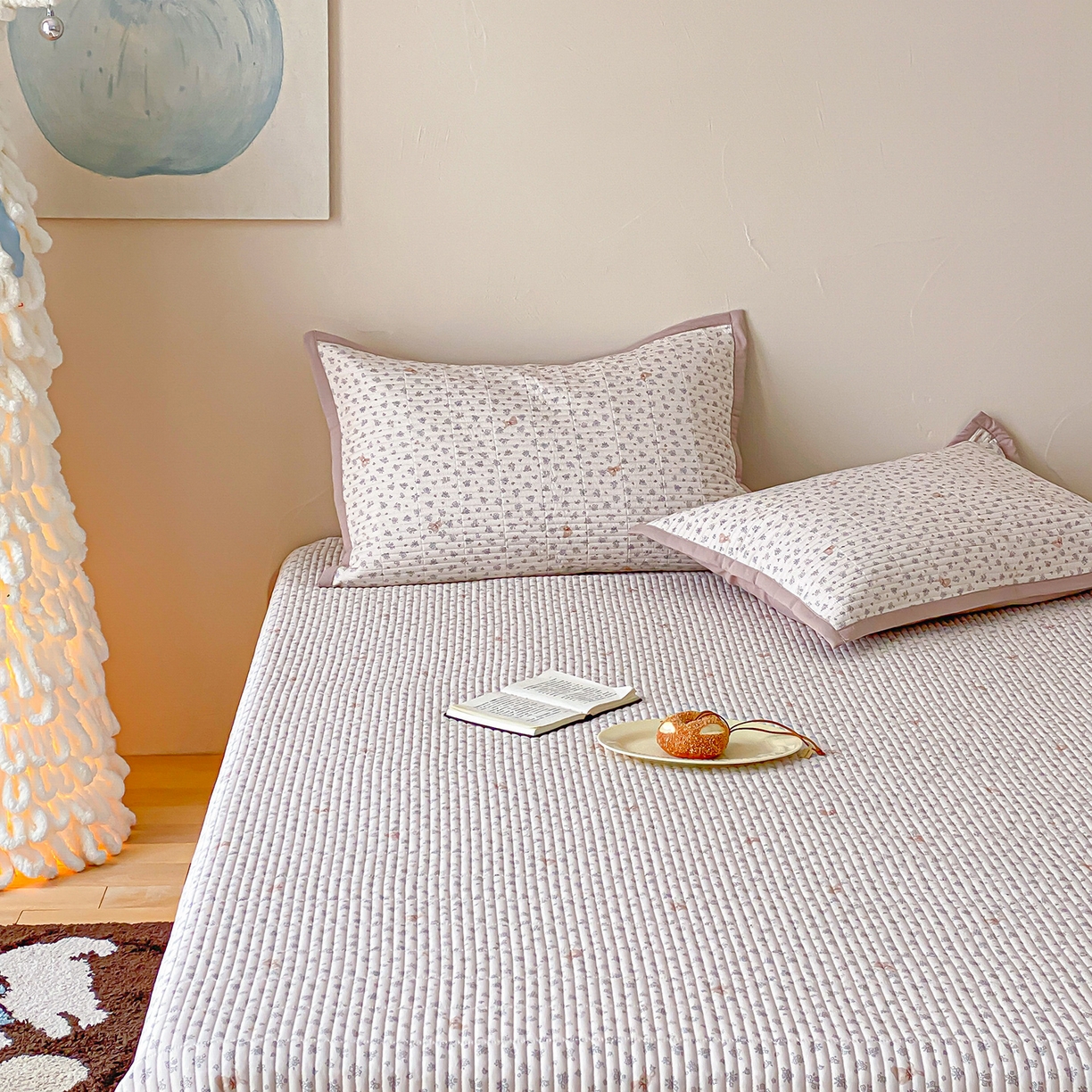 91家纺网 家纺一手货源 找家纺 黛舒家居 2026年春夏款纱洗莫代尔夹棉单床单三件套 奶咖小兔