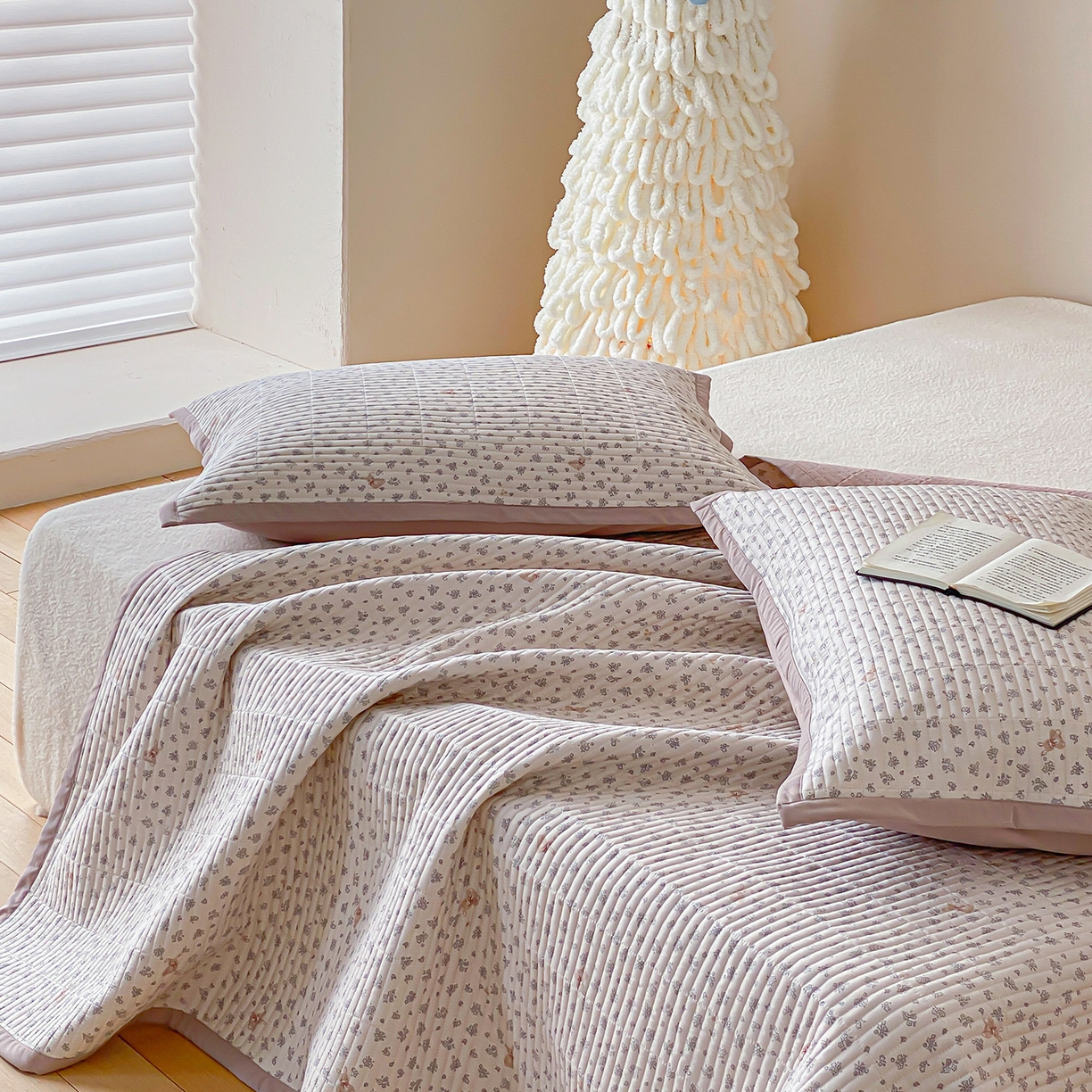 91家纺网 家纺一手货源 找家纺 黛舒家居 2026年春夏款纱洗莫代尔夹棉单床单三件套 奶咖小兔