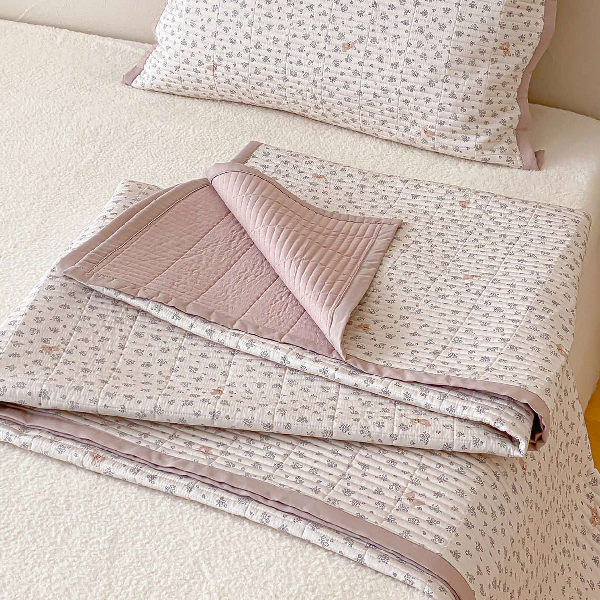 91家纺网 家纺一手货源 找家纺 黛舒家居 2026年春夏款纱洗莫代尔夹棉单床单三件套 奶咖小兔