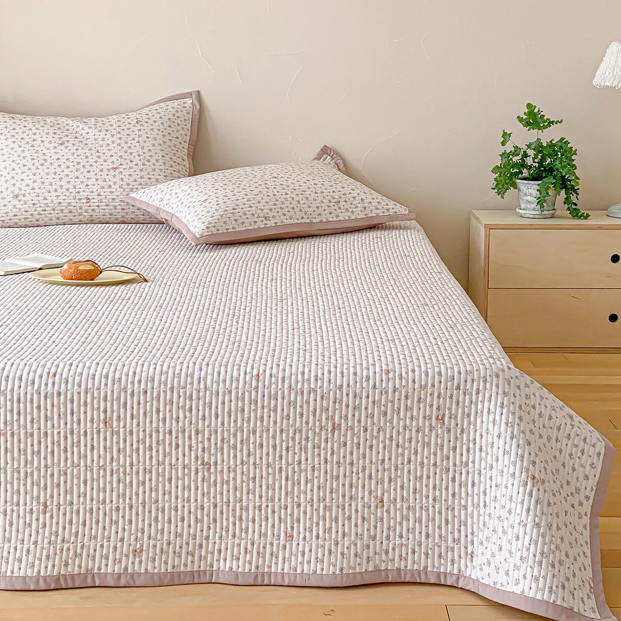 91家纺网 家纺一手货源 找家纺 黛舒家居 2026年春夏款纱洗莫代尔夹棉单床单三件套 奶咖小兔