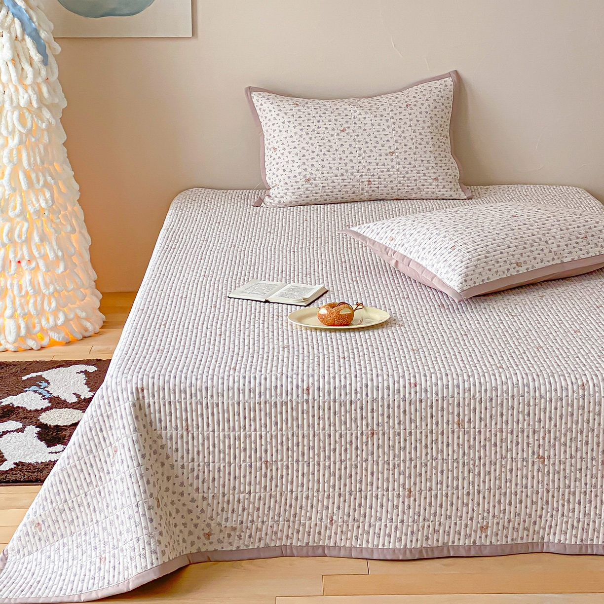 91家纺网 家纺一手货源 找家纺 黛舒家居 2026年春夏款纱洗莫代尔夹棉单床单三件套 奶咖小兔