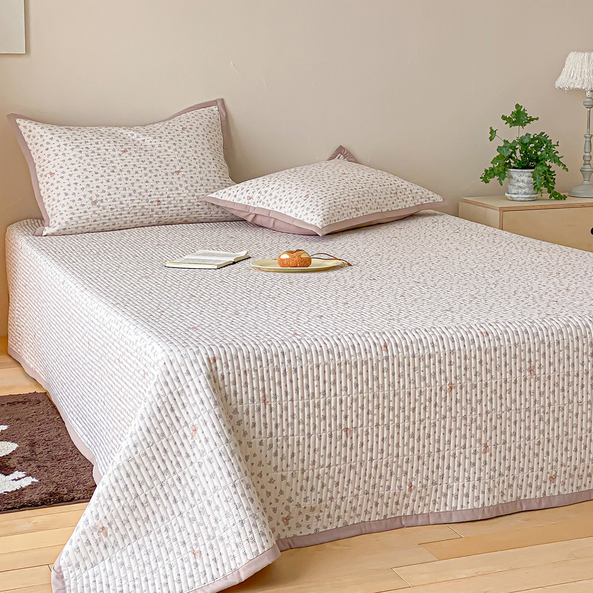 91家纺网 家纺一手货源 找家纺 黛舒家居 2026年春夏款纱洗莫代尔夹棉单床单三件套 奶咖小兔