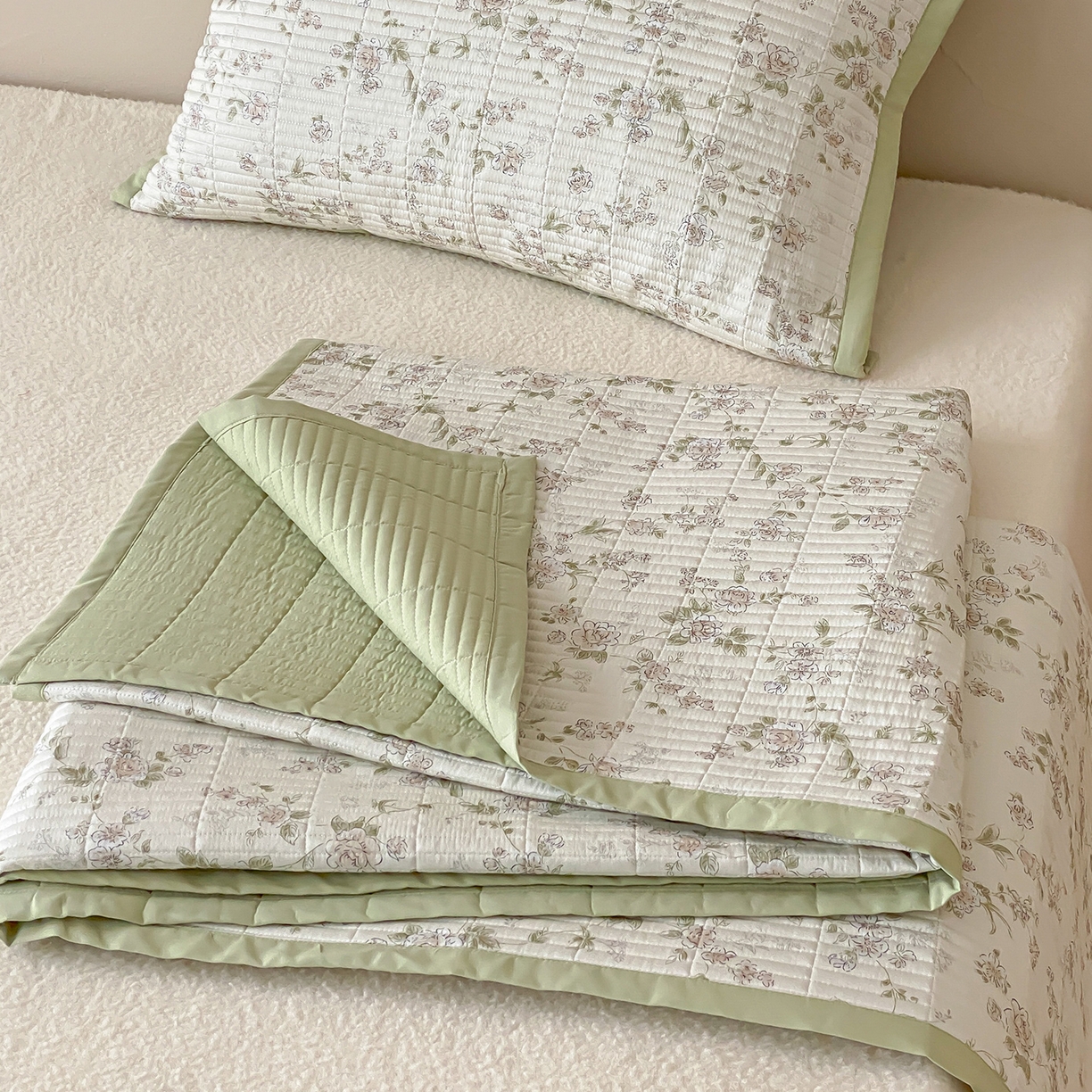 91家纺网 家纺一手货源 找家纺 黛舒家居 2026年春夏款纱洗莫代尔夹棉单床单三件套 浅夏繁花