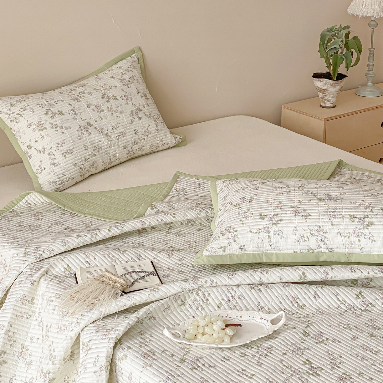 91家纺网 家纺一手货源 找家纺 黛舒家居 2026年春夏款纱洗莫代尔夹棉单床单三件套 浅夏繁花