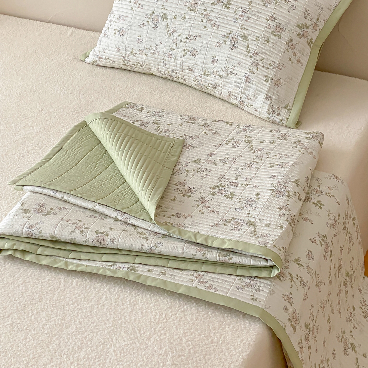 91家纺网 家纺一手货源 找家纺 黛舒家居 2026年春夏款纱洗莫代尔夹棉单床单三件套 浅夏繁花