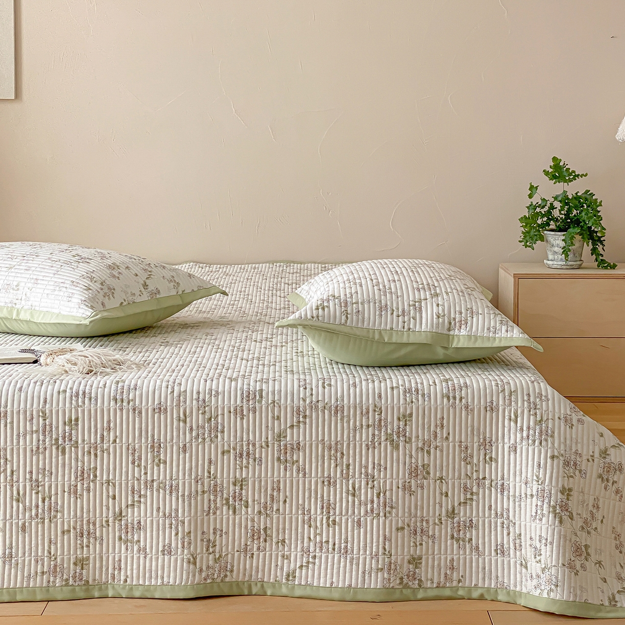 91家纺网 家纺一手货源 找家纺 黛舒家居 2026年春夏款纱洗莫代尔夹棉单床单三件套 浅夏繁花