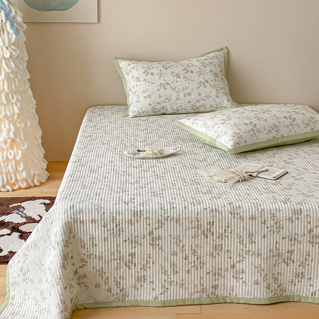 91家纺网 家纺一手货源 找家纺 黛舒家居 2026年春夏款纱洗莫代尔夹棉单床单三件套 浅夏繁花