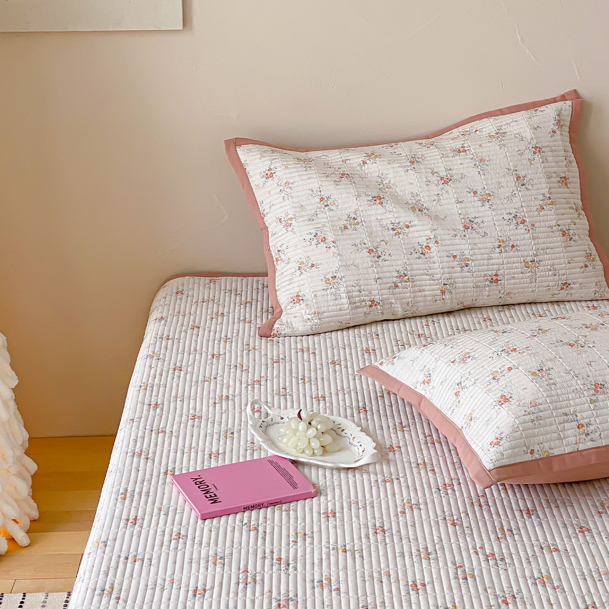 91家纺网 家纺一手货源 找家纺 黛舒家居 2026年春夏款纱洗莫代尔夹棉单床单三件套 晴桔花漾