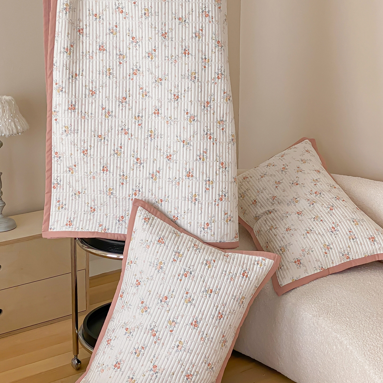 91家纺网 家纺一手货源 找家纺 黛舒家居 2026年春夏款纱洗莫代尔夹棉单床单三件套 晴桔花漾