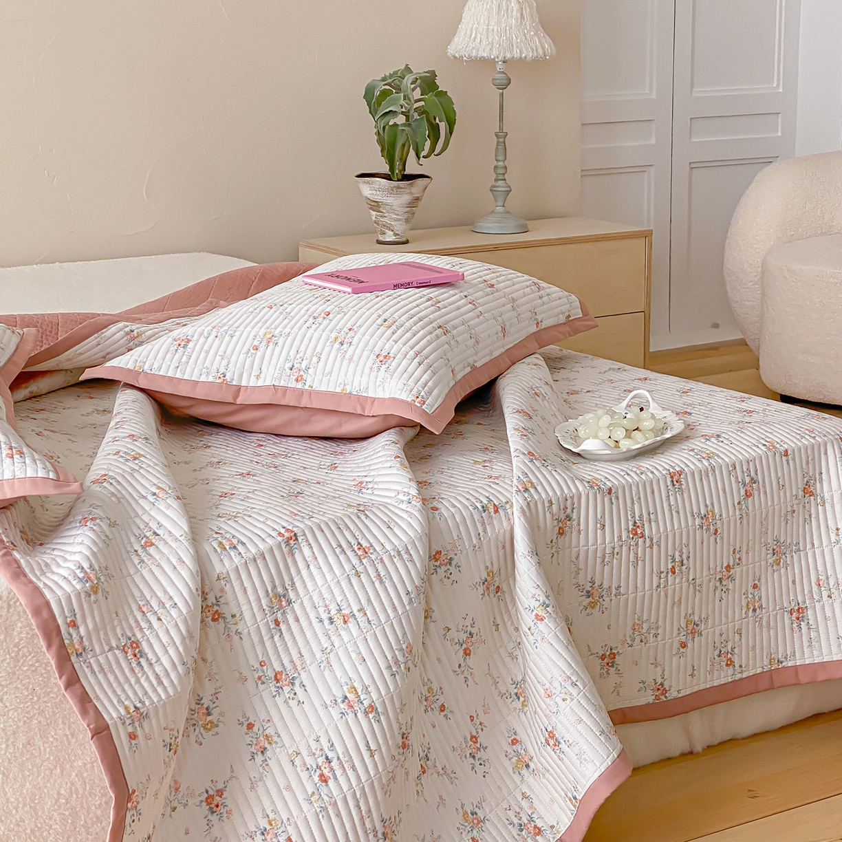 91家纺网 家纺一手货源 找家纺 黛舒家居 2026年春夏款纱洗莫代尔夹棉单床单三件套 晴桔花漾