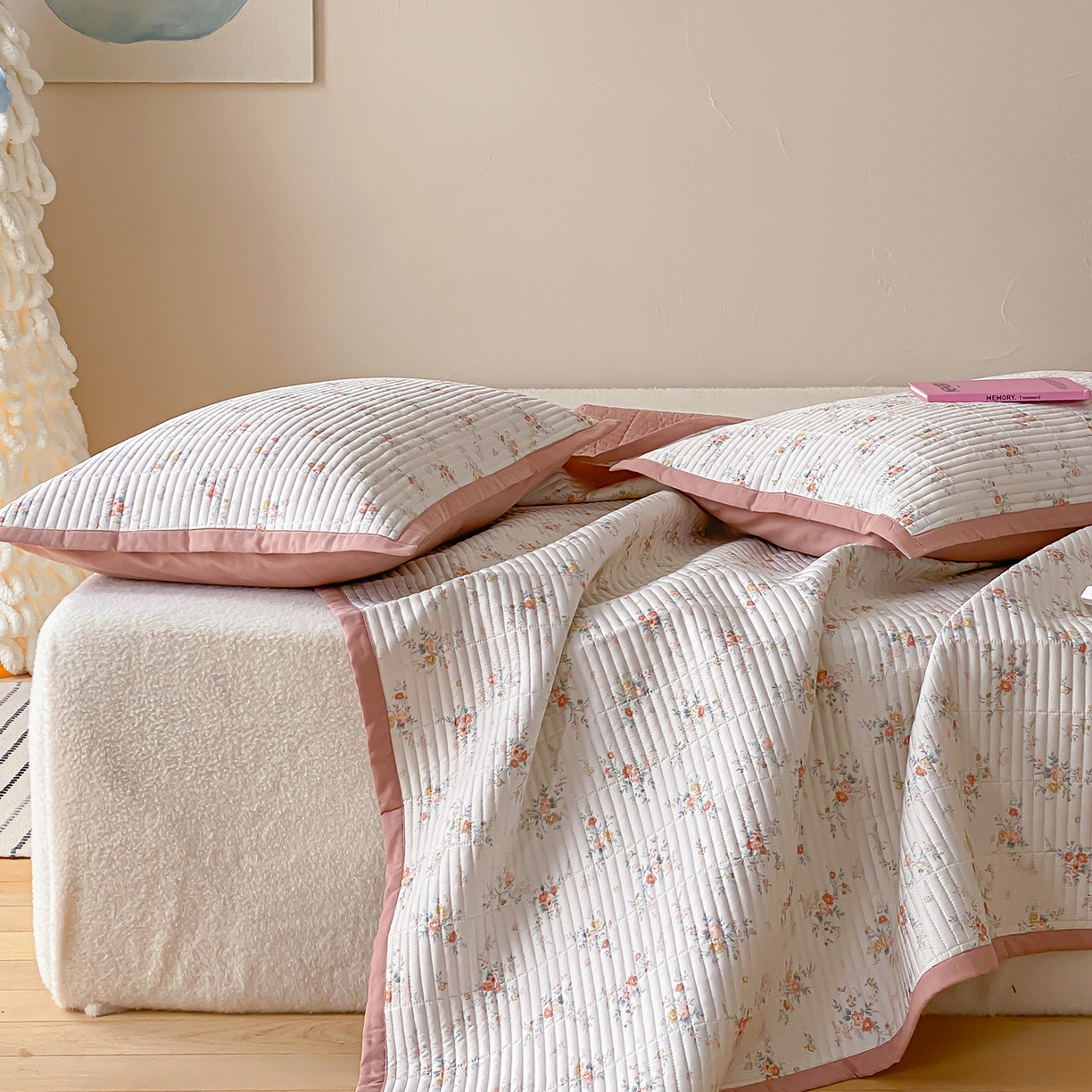 91家纺网 家纺一手货源 找家纺 黛舒家居 2026年春夏款纱洗莫代尔夹棉单床单三件套 晴桔花漾