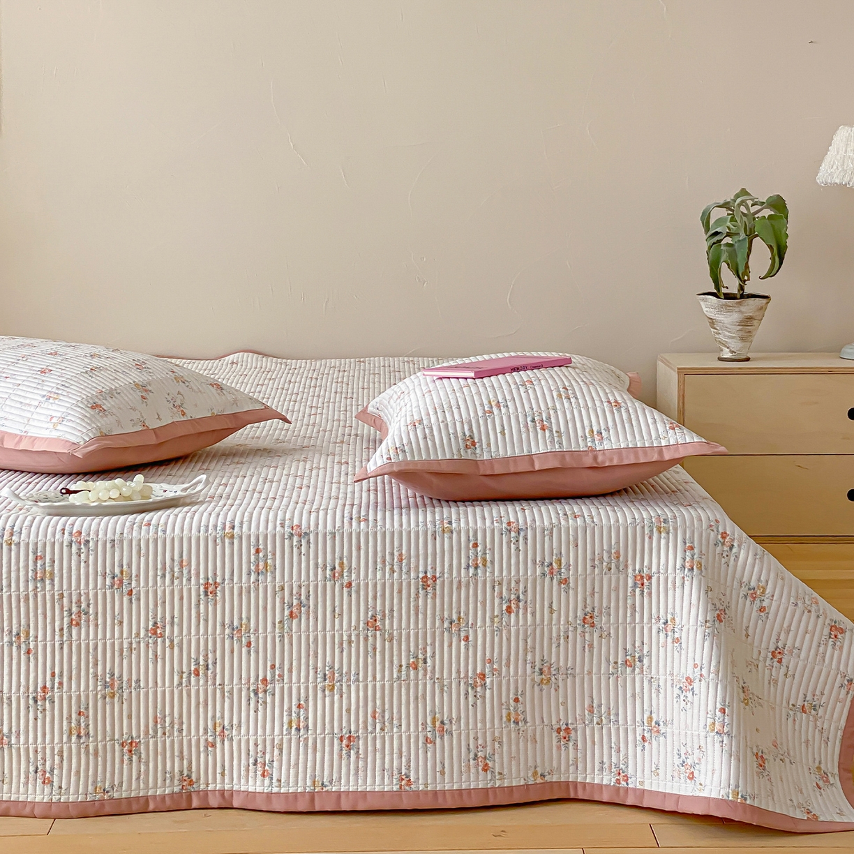 91家纺网 家纺一手货源 找家纺 黛舒家居 2026年春夏款纱洗莫代尔夹棉单床单三件套 晴桔花漾