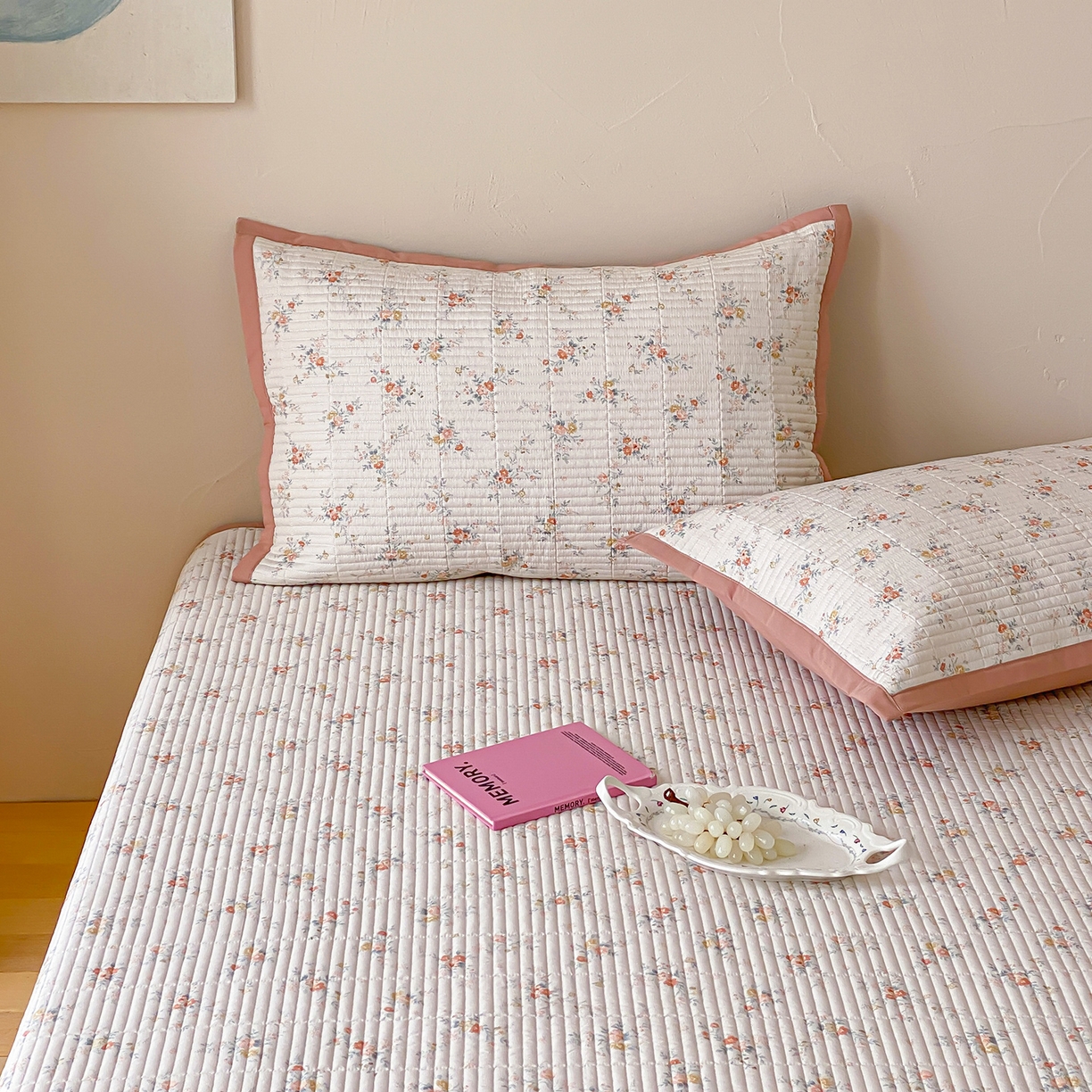 91家纺网 家纺一手货源 找家纺 黛舒家居 2026年春夏款纱洗莫代尔夹棉单床单三件套 晴桔花漾