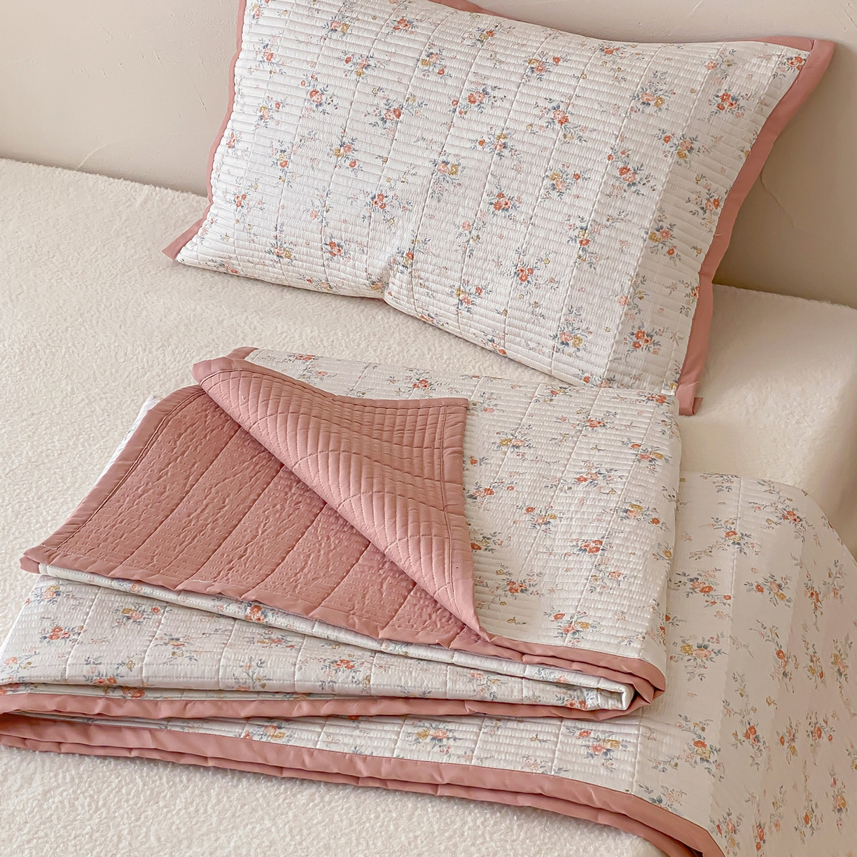 91家纺网 家纺一手货源 找家纺 黛舒家居 2026年春夏款纱洗莫代尔夹棉单床单三件套 晴桔花漾