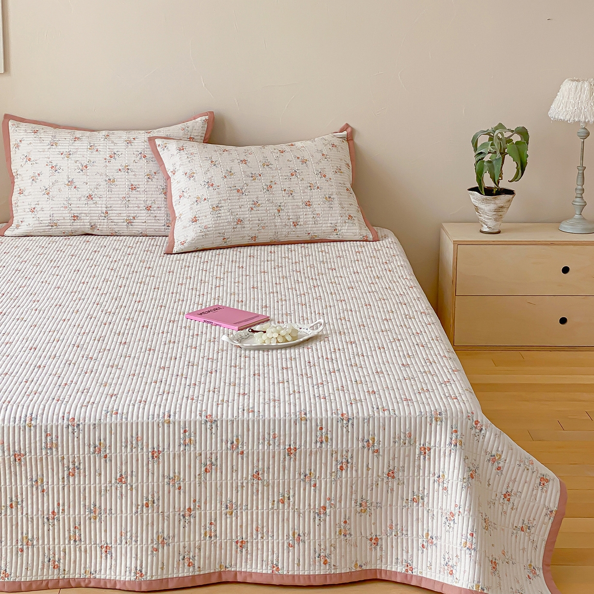 91家纺网 家纺一手货源 找家纺 黛舒家居 2026年春夏款纱洗莫代尔夹棉单床单三件套 晴桔花漾