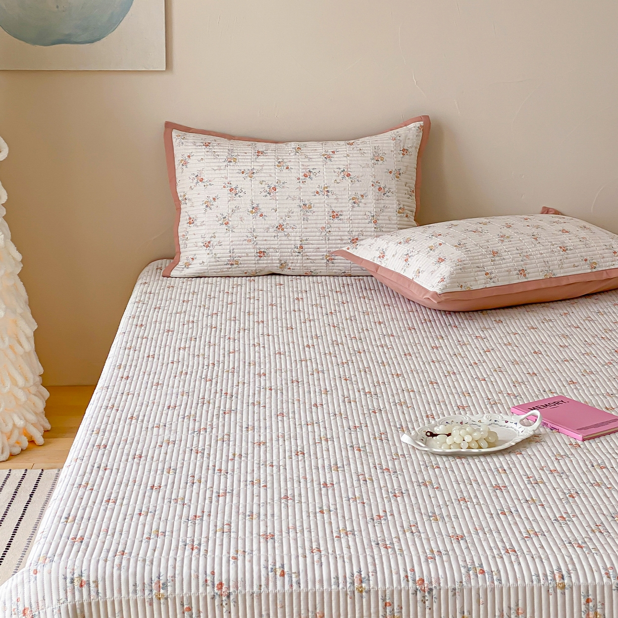 91家纺网 家纺一手货源 找家纺 黛舒家居 2026年春夏款纱洗莫代尔夹棉单床单三件套 晴桔花漾