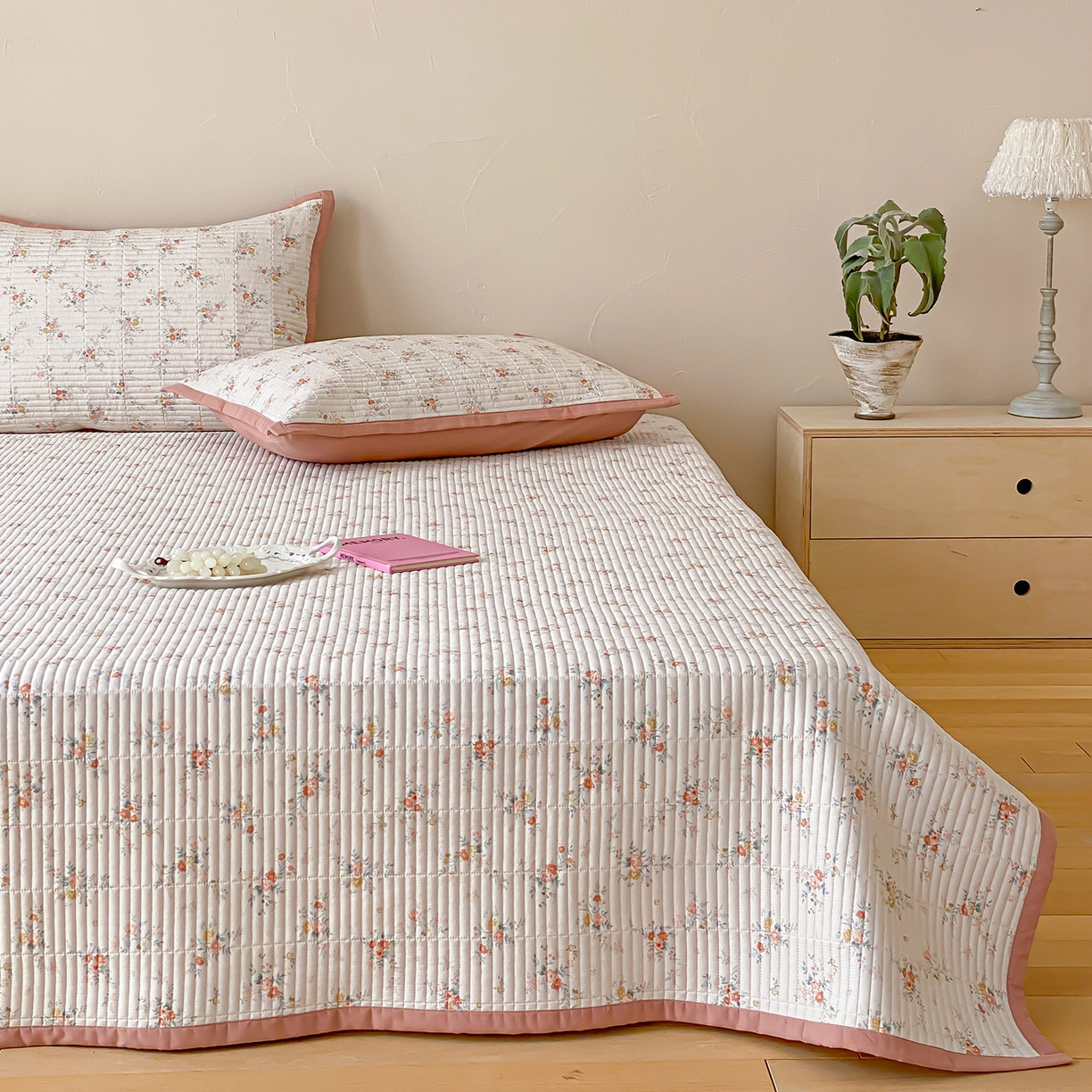 91家纺网 家纺一手货源 找家纺 黛舒家居 2026年春夏款纱洗莫代尔夹棉单床单三件套 晴桔花漾