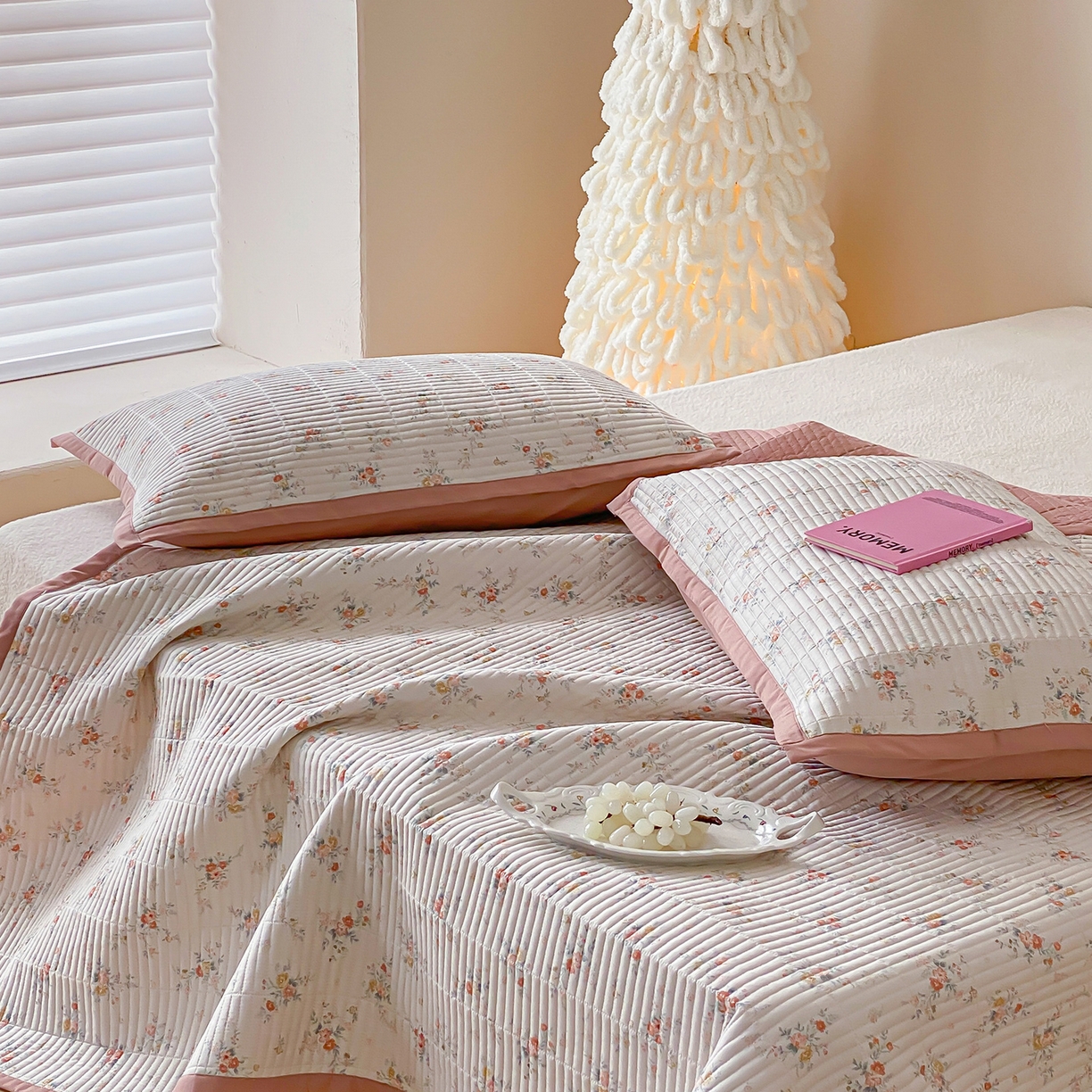 91家纺网 家纺一手货源 找家纺 黛舒家居 2026年春夏款纱洗莫代尔夹棉单床单三件套 晴桔花漾